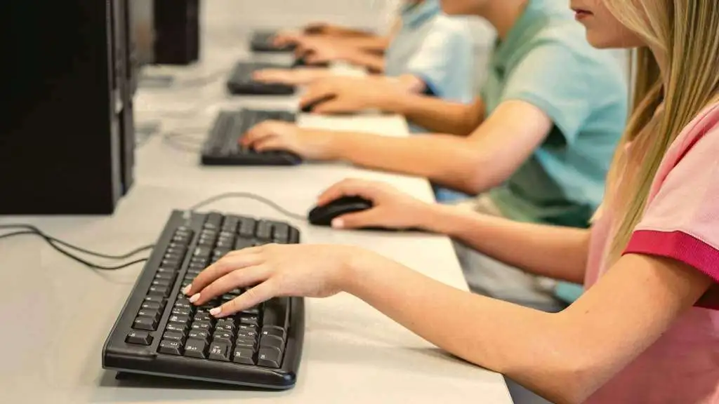 roditeli-i-pedagogi-bjut-trevogu-deti-perestali-uchitsja-zadanija-za-nih-vypolnjaet-ii-3093f0f Верховна Рада розглядає скасування ДПА