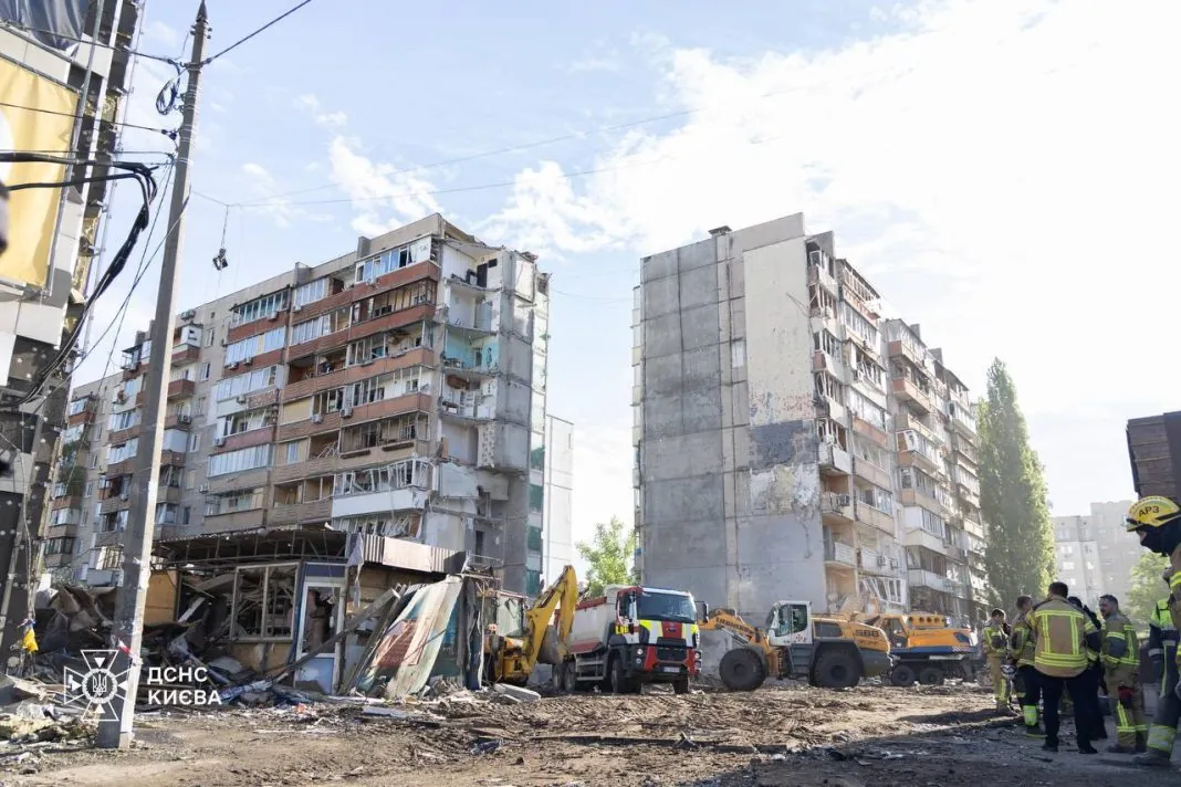 Зруйнований будинок в Києві Російський ракетний удар по Дарницькому району Києва