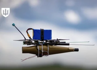 Український ударний FPV-дрон із бойовою частиною під час випробувального польоту