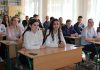 З 2027 року школярі навчатимуться по-новому: головні зміни від МОН Учні старших класів під час навчання в школі