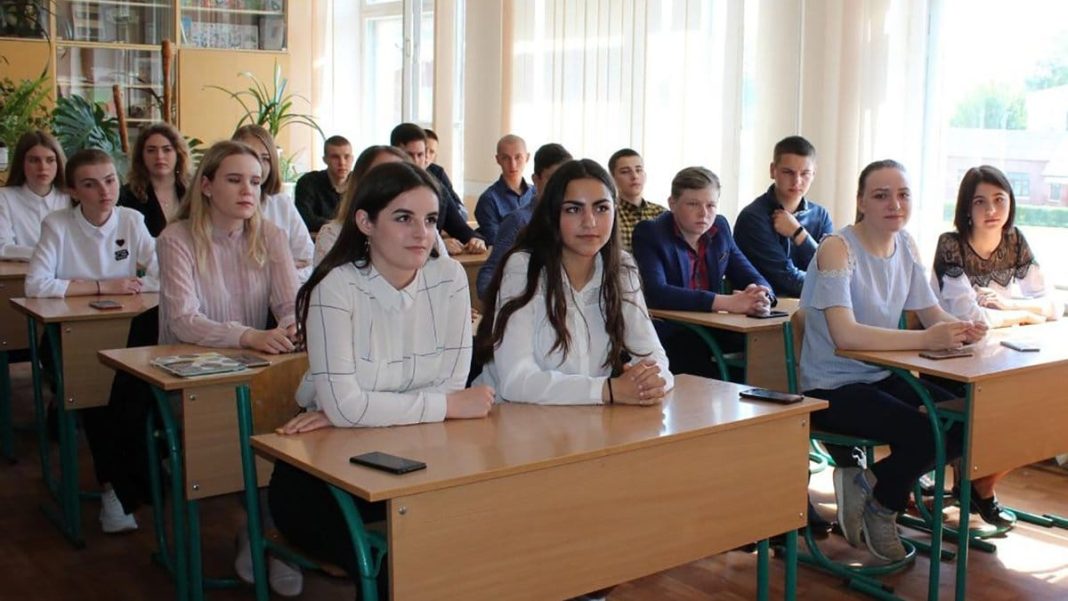 1 Учні старших класів під час навчання в школі