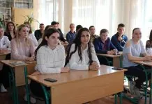 Учні старших класів під час навчання в школі