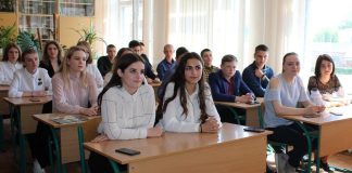 З 2027 року школярі навчатимуться по-новому: головні зміни від МОН Учні старших класів під час навчання в школі