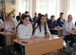 З 2027 року школярі навчатимуться по-новому: головні зміни від МОН Учні старших класів під час навчання в школі