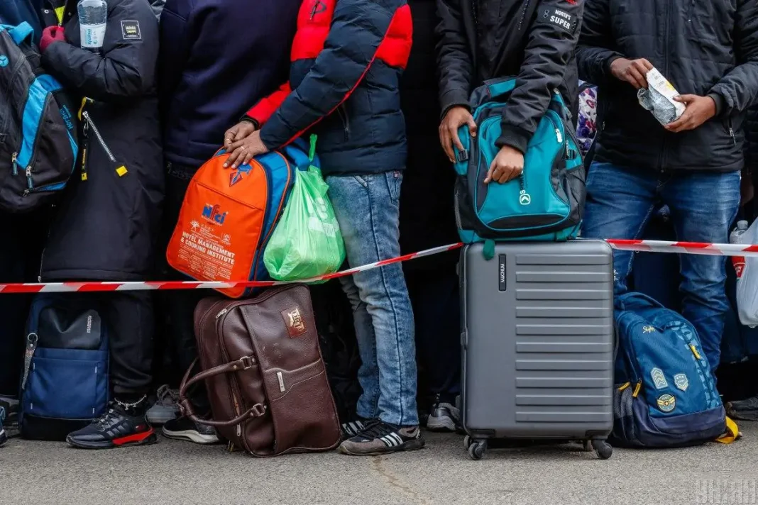 1647201501-5689 Men on the border with the EU