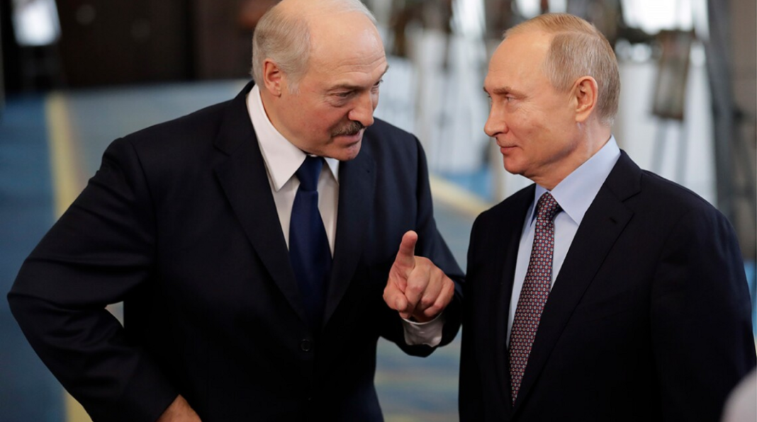 Олександр Лукашенко під час розмови з Володимиром Путіним.