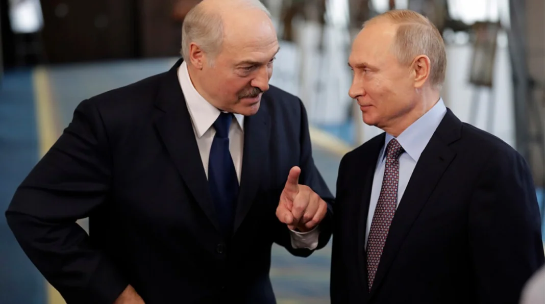 Олександр Лукашенко під час розмови з Володимиром Путіним.
