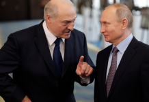 Олександр Лукашенко під час розмови з Володимиром Путіним.