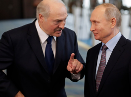 Олександр Лукашенко під час розмови з Володимиром Путіним.