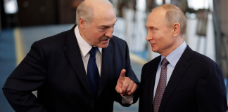 Олександр Лукашенко під час розмови з Володимиром Путіним.