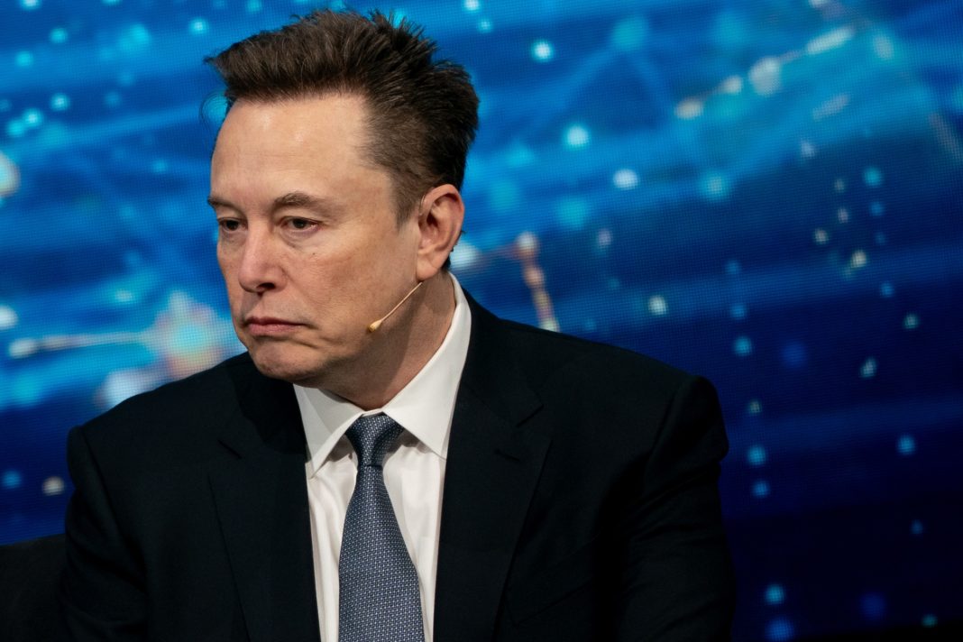 Elon Musk against the backdrop of falling SpaceX shares