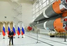 Росія може розмістити ядерну зброю в космосі: Німеччина готує відповідь Президент Росії виступає на тлі ракети-носія в ангарі космодрому