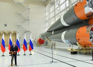 Росія може розмістити ядерну зброю в космосі: Німеччина готує відповідь Президент Росії виступає на тлі ракети-носія в ангарі космодрому