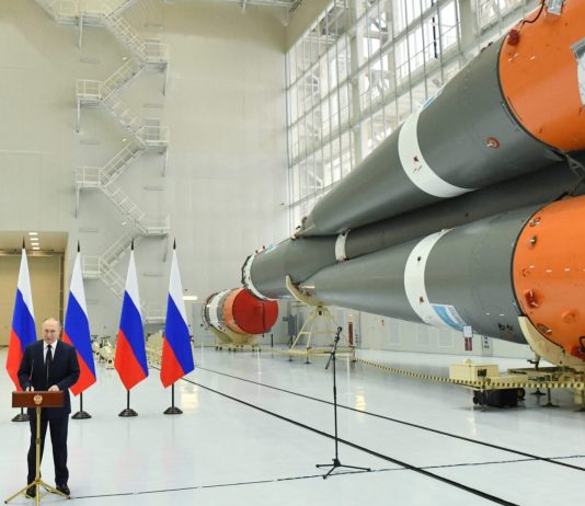 Росія може розмістити ядерну зброю в космосі: Німеччина готує відповідь Президент Росії виступає на тлі ракети-носія в ангарі космодрому