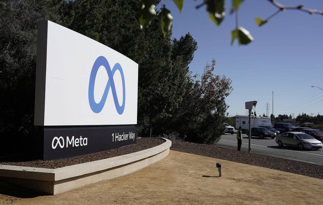 Facebook Metaverse The Meta logo outside the company’s headquarters in California, set against the backdrop of the corporate campus.