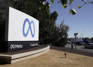 Логотип Meta біля штаб-квартири компанії в Каліфорнії на тлі корпоративного кампусу.