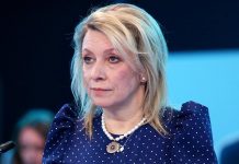 Марія Захарова під час публічного виступу або брифінгу для журналістів.