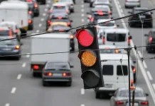 Автомобілі на дорозі з камерами автоматичної фіксації порушень у місті України