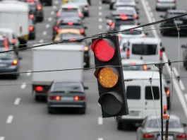 Автомобілі на дорозі з камерами автоматичної фіксації порушень у місті України