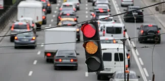 Автомобілі на дорозі з камерами автоматичної фіксації порушень у місті України