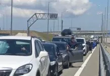 Колапс у Криму: затори на мосту та нові обмеження для мешканців Кримський міст, затори на виїзд з Криму, автомобілі в черзі.