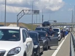 Колапс у Криму: затори на мосту та нові обмеження для мешканців Кримський міст, затори на виїзд з Криму, автомобілі в черзі.