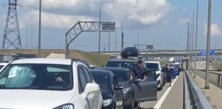 Колапс у Криму: затори на мосту та нові обмеження для мешканців Кримський міст, затори на виїзд з Криму, автомобілі в черзі.