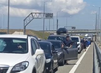 Кримський міст, затори на виїзд з Криму, автомобілі в черзі.