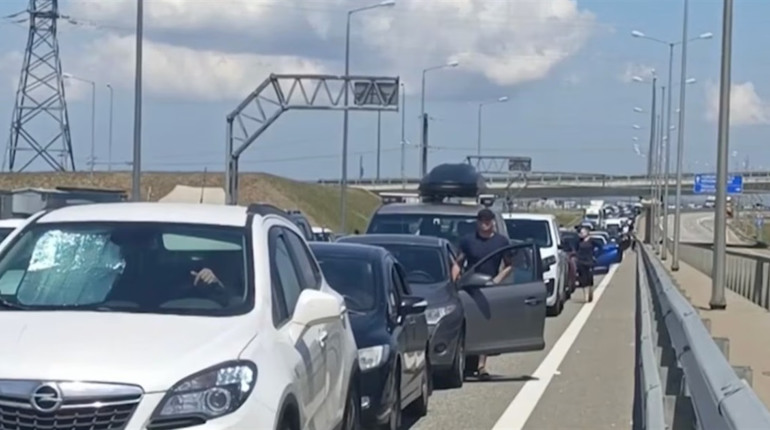 Кримський міст, затори на виїзд з Криму, автомобілі в черзі. Кримський міст, затори на виїзд з Криму, автомобілі в черзі.