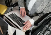 Remote work during the war: what professions earn up to UAH 150 thousand Remote work in Ukraine during the war: an employee works on a laptop from home