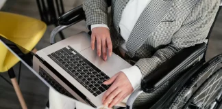 Remote work during the war: what professions earn up to UAH 150 thousand Віддалена робота в Україні під час війни: працівник працює за ноутбуком з дому