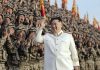 Північна Корея багатіє за рахунок Росії та Китаю Лідер Північної Кореї Кім Чен Ин вітає військовослужбовців під час масового військового заходу