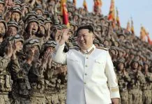 Північна Корея багатіє за рахунок Росії та Китаю Лідер Північної Кореї Кім Чен Ин вітає військовослужбовців під час масового військового заходу