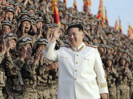 Лідер Північної Кореї Кім Чен Ин вітає військовослужбовців під час масового військового заходу