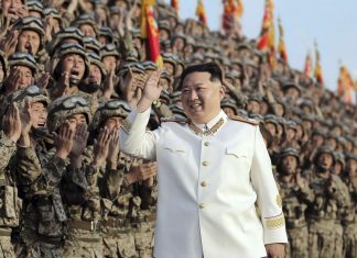 Північна Корея багатіє за рахунок Росії та Китаю Лідер Північної Кореї Кім Чен Ин вітає військовослужбовців під час масового військового заходу