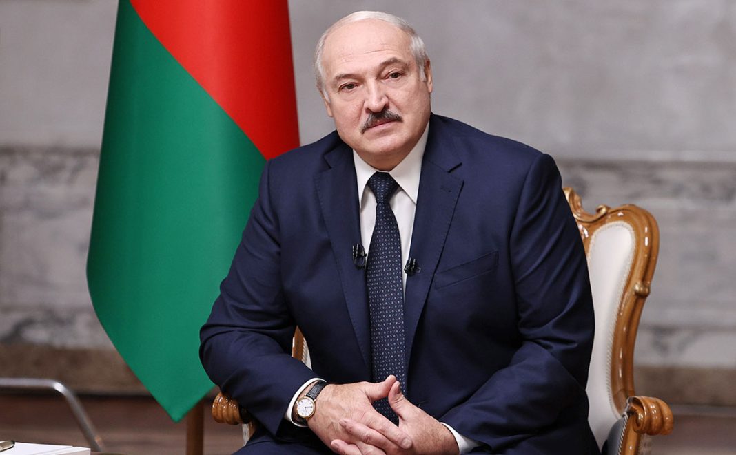 755997270793447 Олександр Лукашенко під час виступу на фоні білоруського прапора