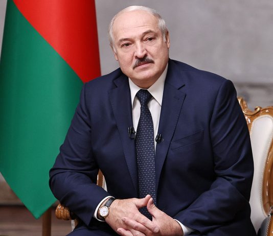 Лукашенко пояснив, чому не хоче втягувати Білорусь у війну Олександр Лукашенко під час виступу на фоні білоруського прапора