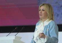 Офіційна представниця Міністерства закордонних справ Росії Марія Захарова під час публічного виступу за трибуною.