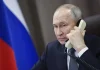 Путін і Трамп говорили годину: що заявив Кремль про Україну Володимир Путін розмовляє по телефону