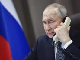 Путін і Трамп говорили годину: що заявив Кремль про Україну Володимир Путін розмовляє по телефону