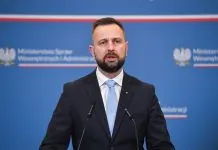 Віцепрем'єр Польщі Владислав Косіняк-Каміш на пресконференції.