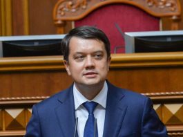 Дмитро Разумков під час виступу у Верховній Раді обговорює пенсійну політику уряду.