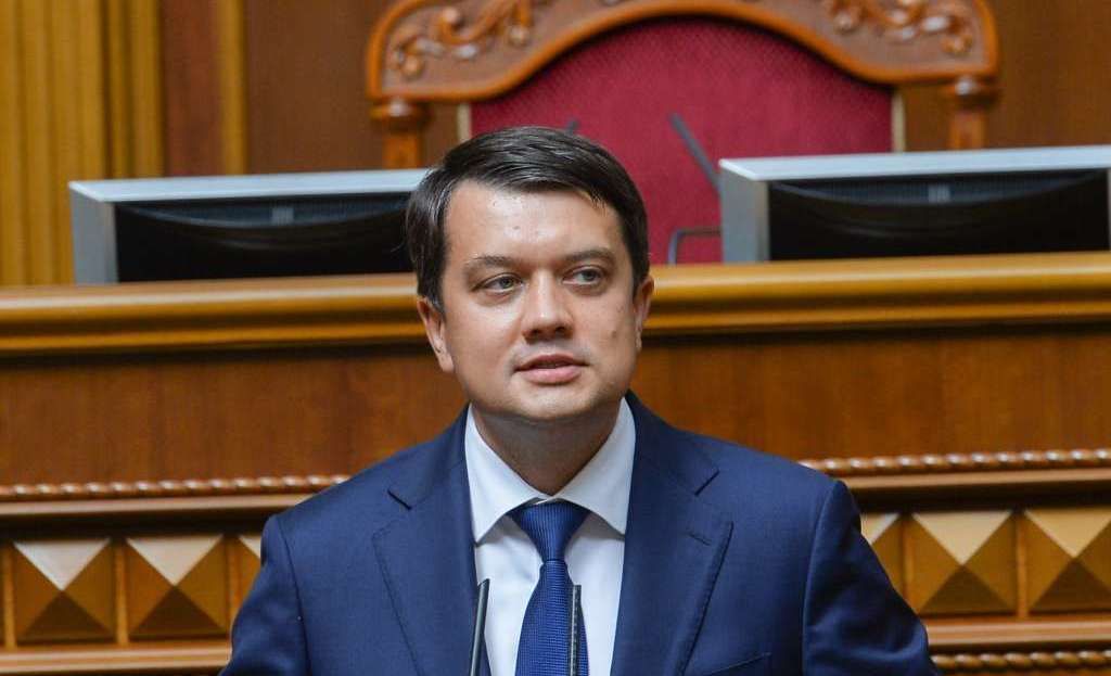 ArticleImage_190490 Dmytro Razumkov discusses the government’s pension policy during a speech in the Verkhovna Rada.