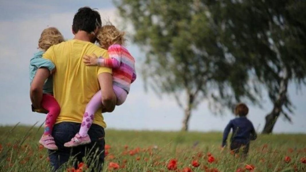 Батько з трьома дітьми на маковому полі в Україні святкує День батька 2026.
