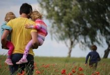 Father's Day in Ukraine 2026: when to celebrate, history and what to give to dad A father with three children celebrates Father's Day 2026 in a poppy field in Ukraine.