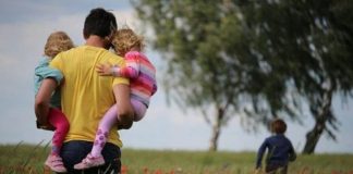 Father's Day in Ukraine 2026: when to celebrate, history and what to give to dad A father with three children celebrates Father's Day 2026 in a poppy field in Ukraine.