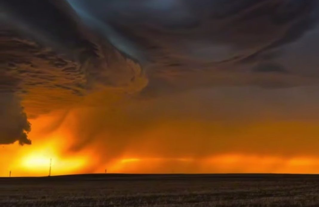 Screenshot_1 A thunderstorm supercell with a mesocyclonic structure over the US prairies at sunset