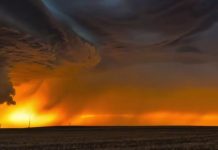 A storm «monster» at sunset: an incredible supercell has been captured on camera in the US A thunderstorm supercell with a mesocyclonic structure over the US prairies at sunset