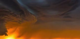 A storm «monster» at sunset: an incredible supercell has been captured on camera in the US A thunderstorm supercell with a mesocyclonic structure over the US prairies at sunset