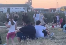 Багатокілометрові черги на українсько-румунському кордоні.